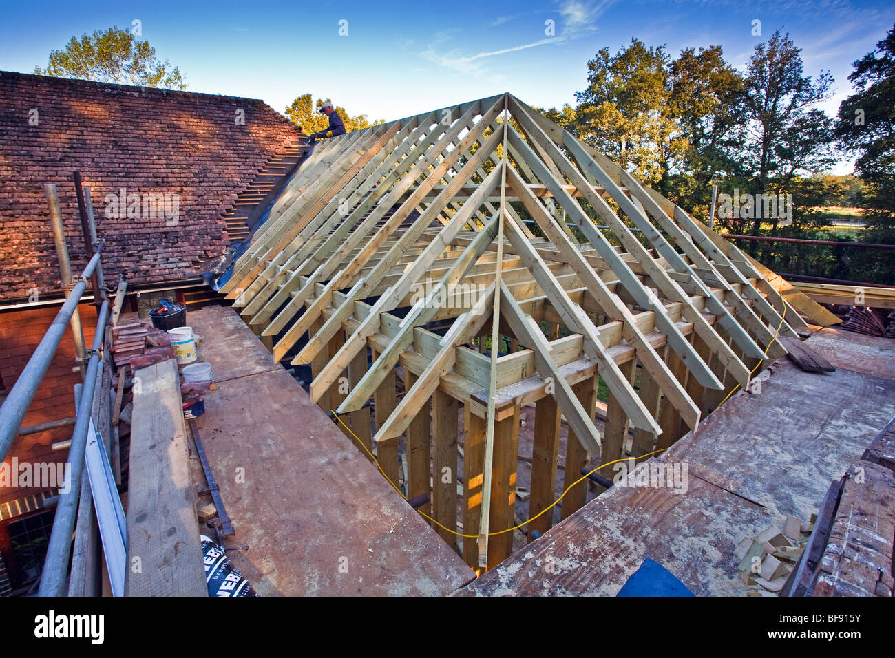 Neue Dachkonstruktion für eine Wohnhauserweiterung in Sussex, England, Grossbritannien 2009 gebaut Stockfoto