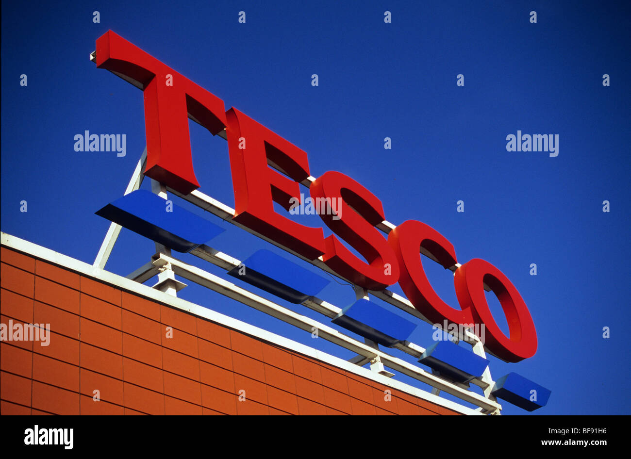 Hell erleuchtet Grafik Tesco Speicher Zeichen Stockfoto