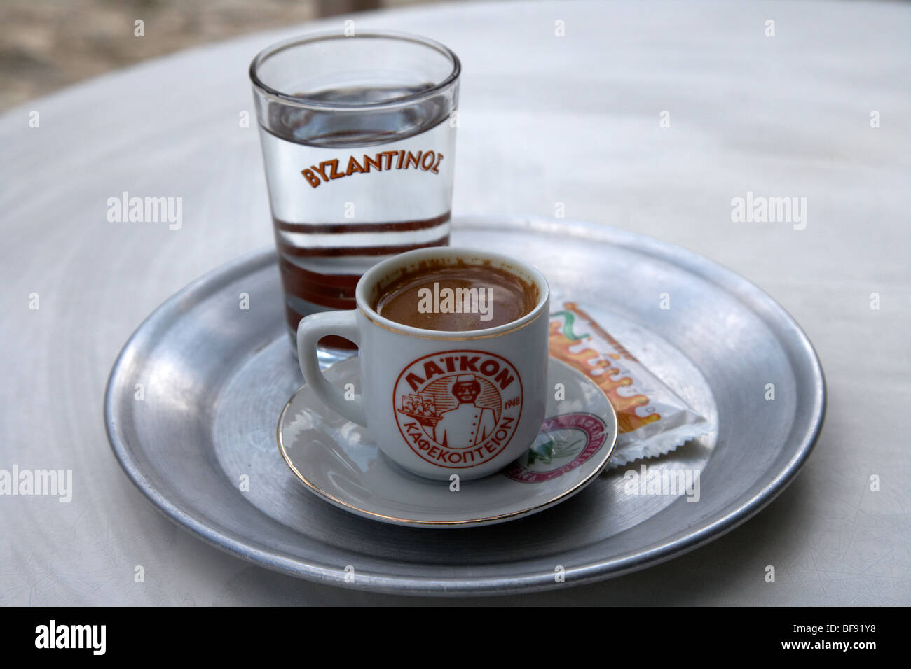 türkischer Kaffee bekannt als zypriotischen Kaffee in die Republik Zypern Europa serviert mit einem Glas Wasser zum Trinken danach Stockfoto
