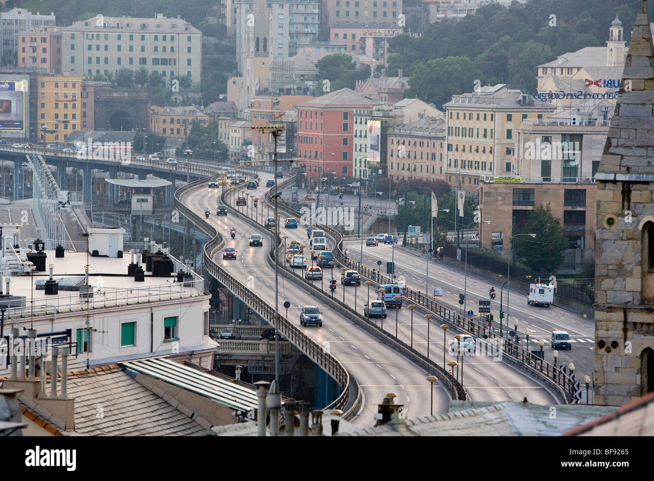 Straße, Autobahn, Überführung in Genua, Italien Stockfoto
