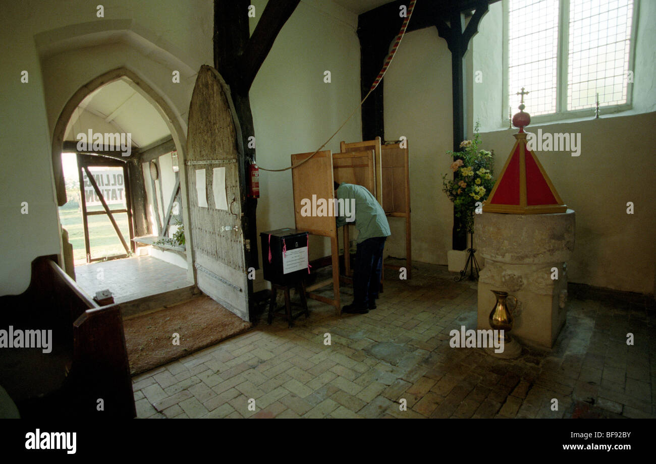 Wahltag 1997. Wahllokal in einer Kirche in Nord Essex, Großbritannien. Stockfoto