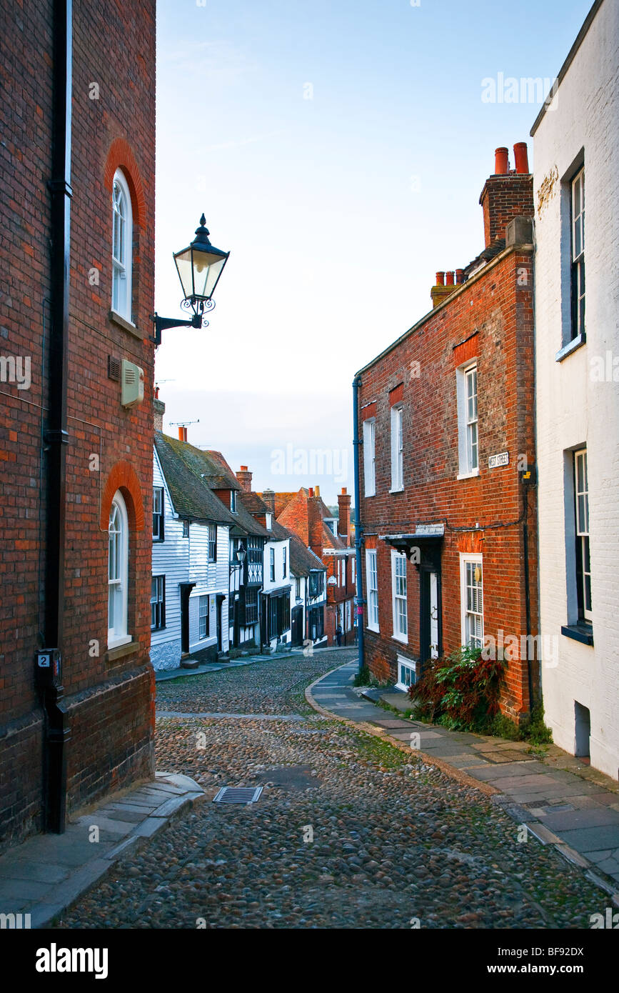 Gebäude auf dem historischen Kopfsteinpflaster Weststraße in Rye, East Sussex, England, Grossbritannien 2009 Stockfoto