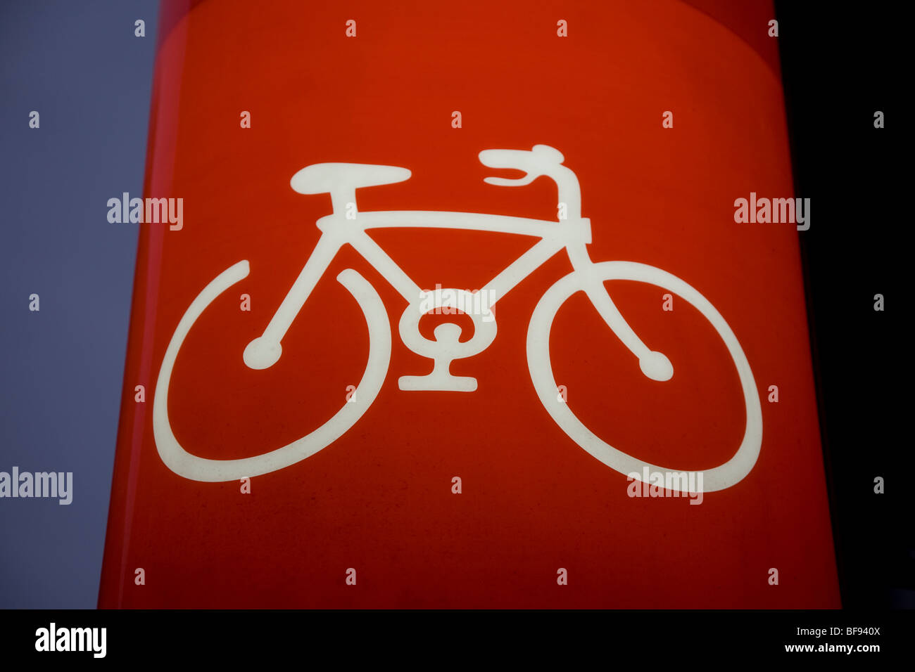 Beleuchtete Fahrrad Schild Stockfoto