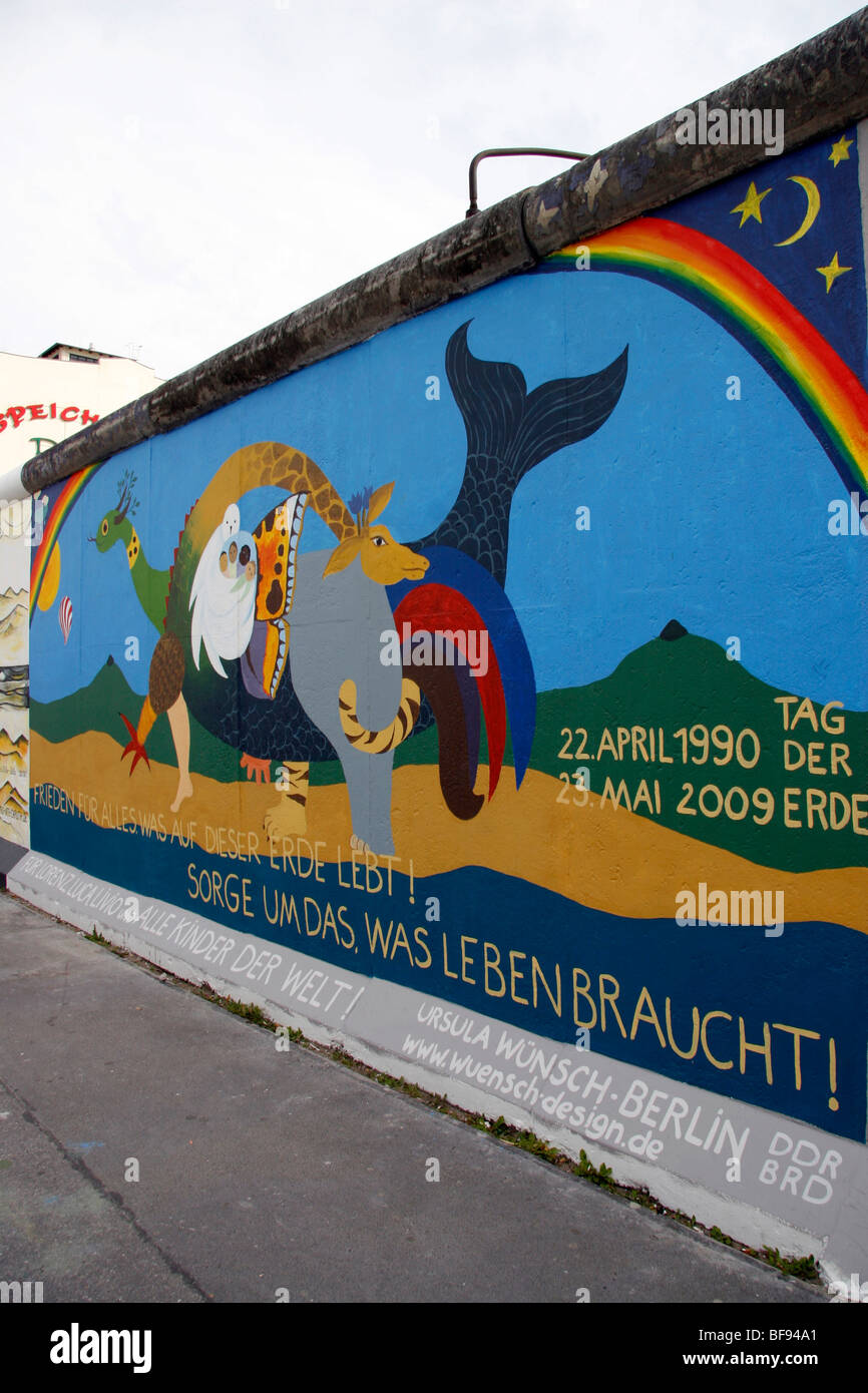 Die Berliner Mauer an der East Side Gallery, einem 1,3 km langen Abschnitt der Mauer nahe dem Zentrum von Berlin. Stockfoto