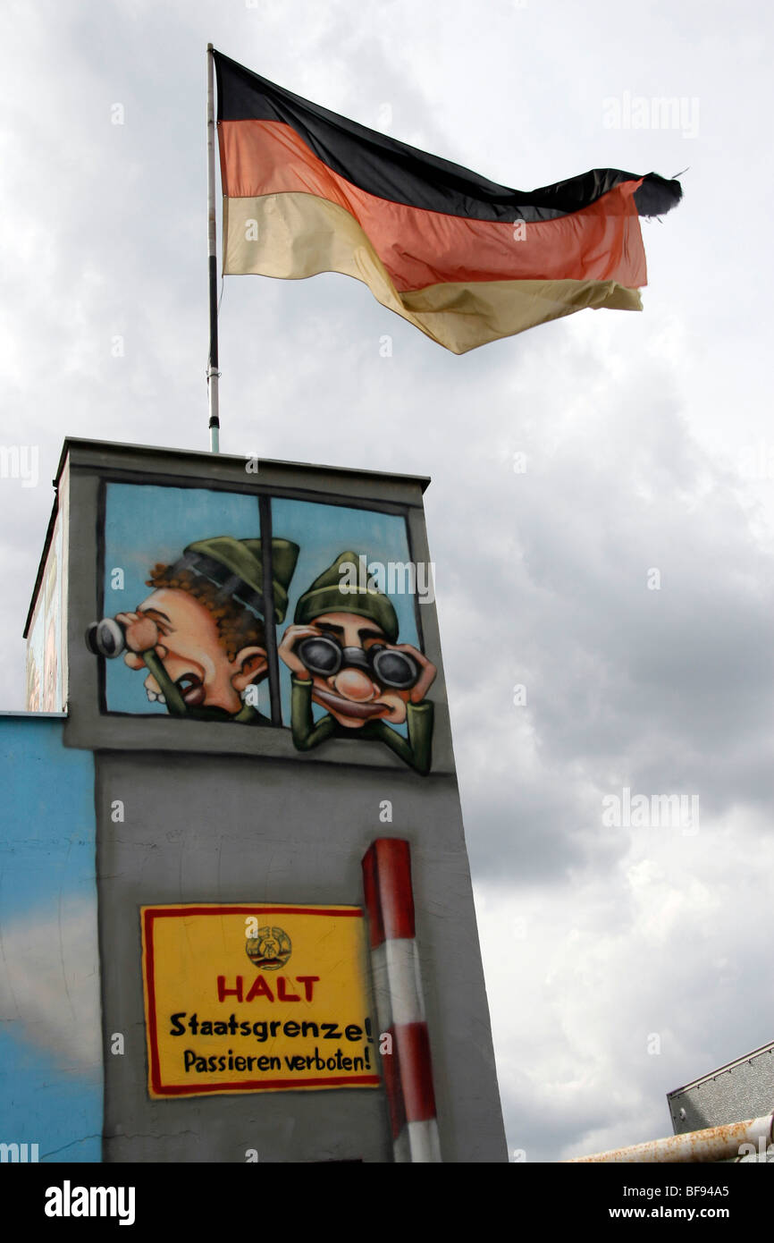 Ein Souvenir-Shop an der Berliner Mauer, die East Side Gallery, einem 1,3 km langen Abschnitt der Mauer in der Nähe von Berlin Mitte. Stockfoto