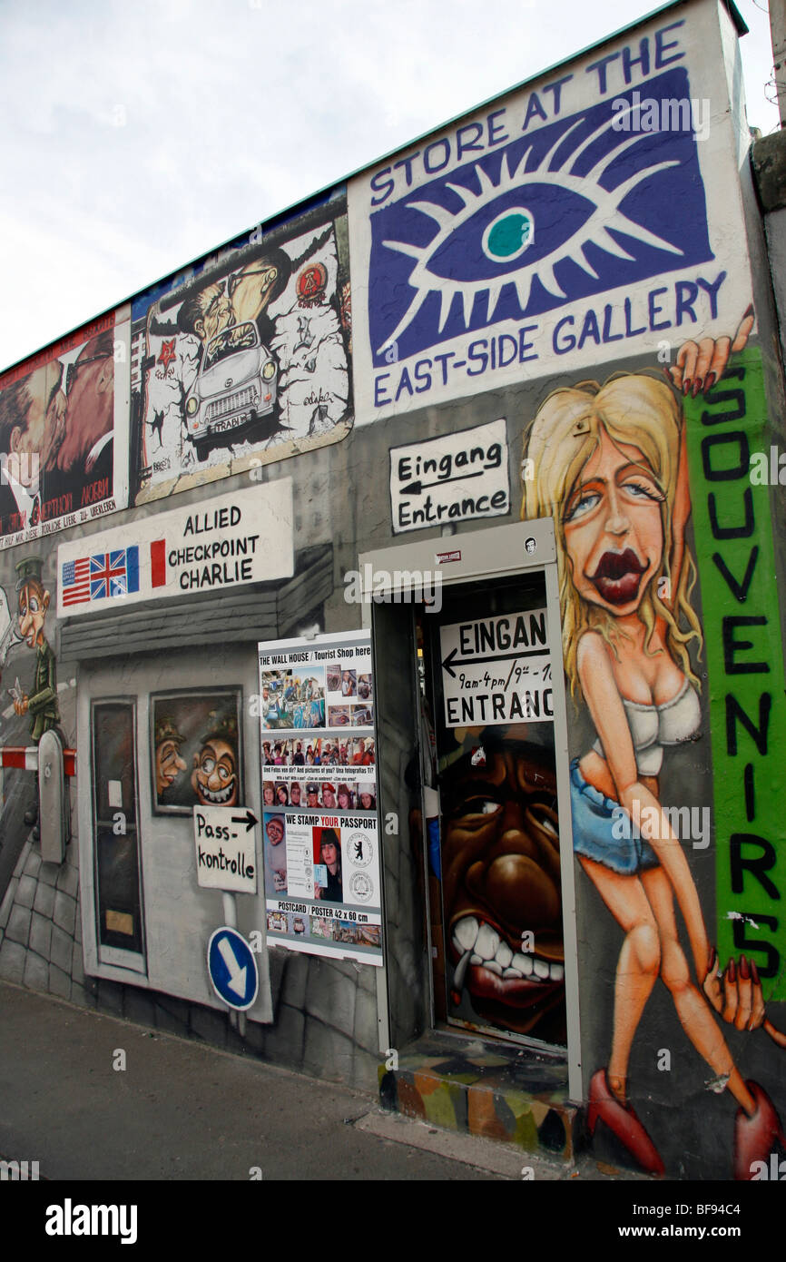 Einen Souvenirshop der Berliner Mauer an der East Side Gallery, einem 1,3 km langen Abschnitt der Mauer nahe dem Zentrum von Berlin. Stockfoto