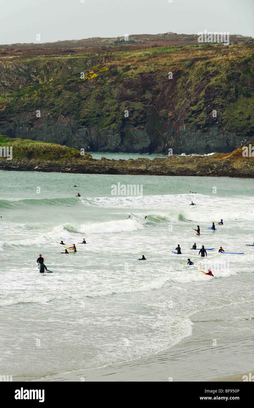 Menschen das Surfen im Whitesands Bay, Pembrokeshire Coast Nationalpark, Oktober Nachmittag, wales West UK Stockfoto