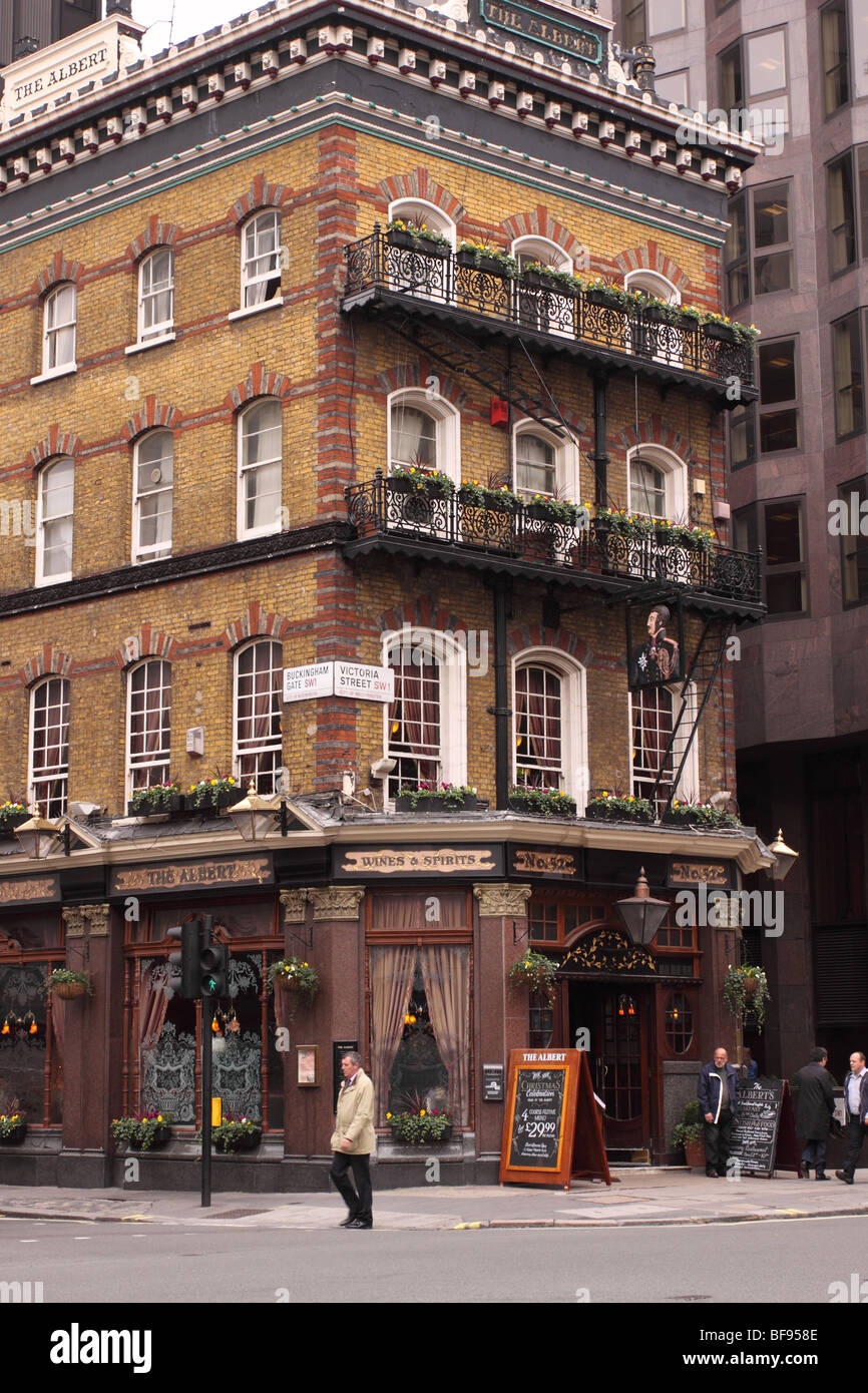 Die Albert London Pub auf der Kreuzung Victoria Street und Buckingham Gate Westminster wurde 1864 erbaut. Stockfoto