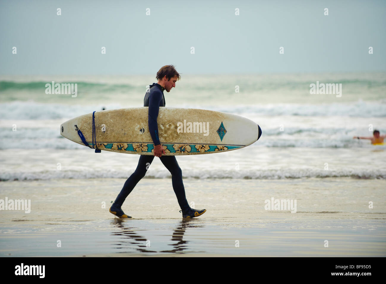 Ein junger Mann trägt einen Neoprenanzug Surfen an Whitesands Bay, Pembrokeshire Coast Nationalpark, Oktober Nachmittag, wales West UK Stockfoto