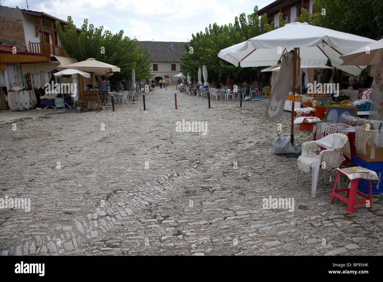 Stein gepflasterter Platz, gesäumt von Cafés und touristischen Ständen Omodos Dorf Troodos Wein Region Republik Zypern Europa Stockfoto