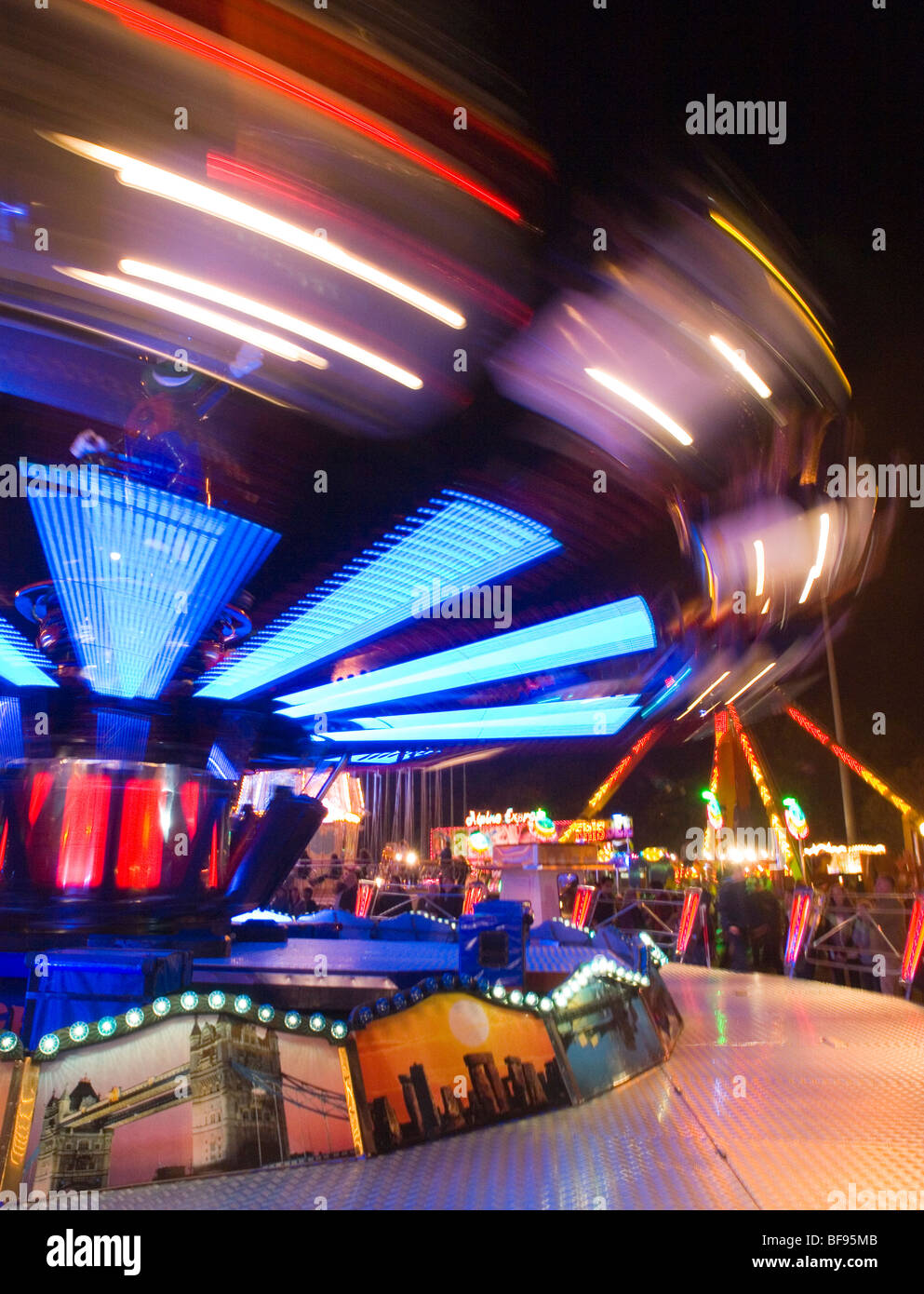 Blur der Bewegung auf eine Fahrt am Goose Fair in Nottingham, Nottinghamshire, England UK Stockfoto