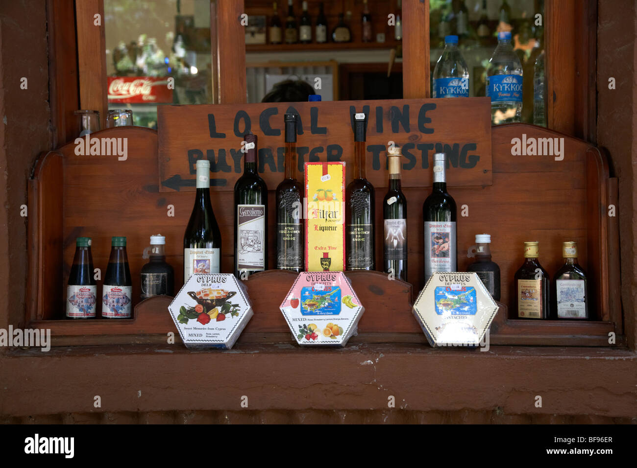 lokale Weine und Zypern Köstlichkeiten im Fenster ein kleines Café und Weingut Omodos Dorf Troodos Weinregion Republik Zypern Stockfoto