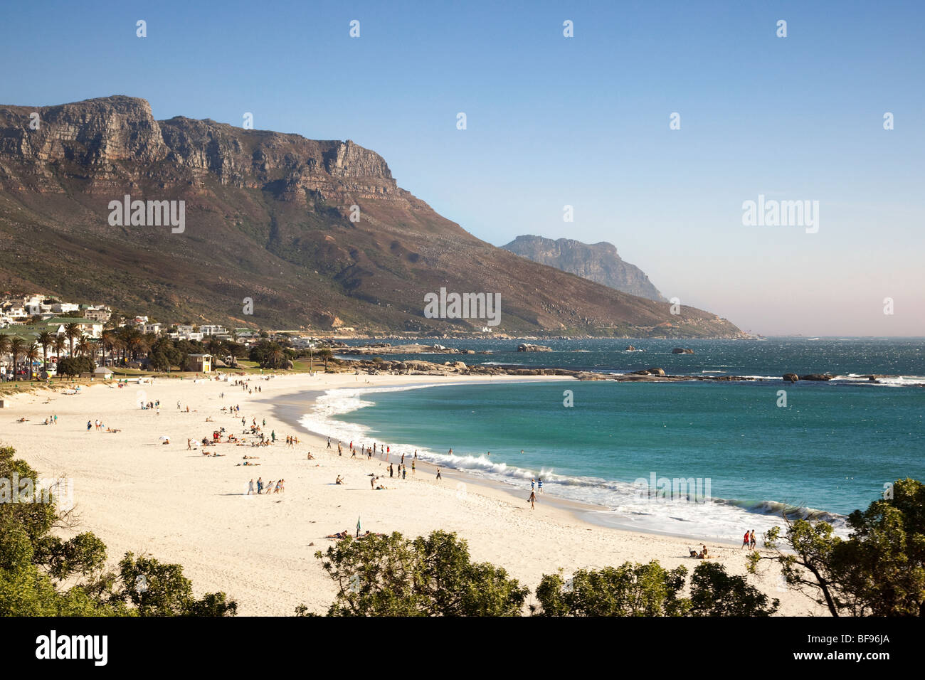 Blick über Camps Bay auf die zwölf Apostel Berge, Cape Town, Südafrika Stockfoto