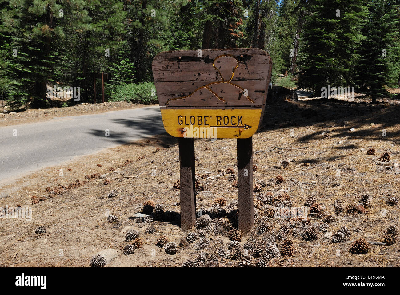 Nationalwald Zeichen für Globe Rock auf Beasore Straße, Sierra National Forest, Zentral-Kalifornien, Sierra-Nevada-Berge Stockfoto