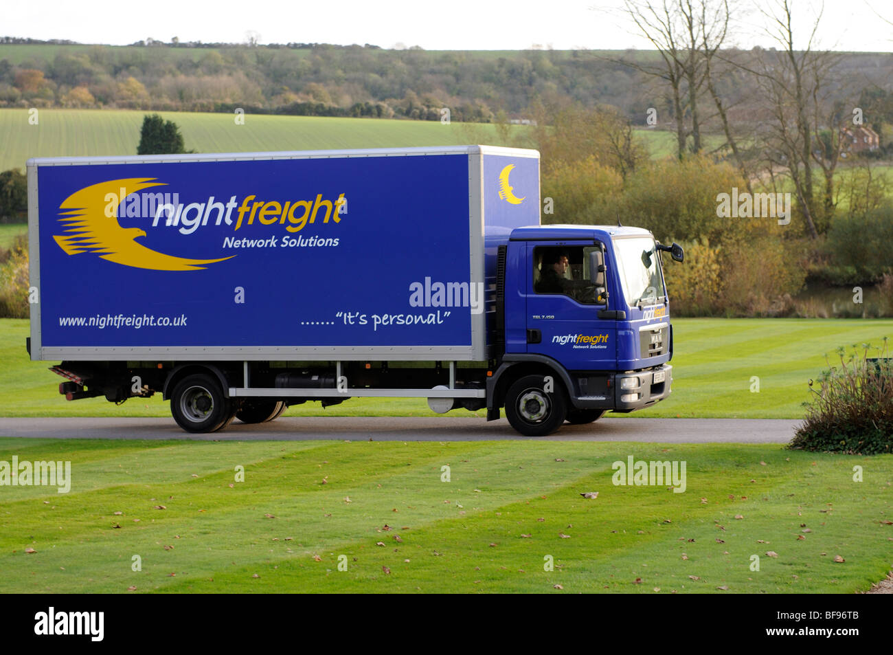 Ein Nightfreight Firmenfahrzeug gesehen in englischen Landschaft von East Sussex England Südengland Stockfoto