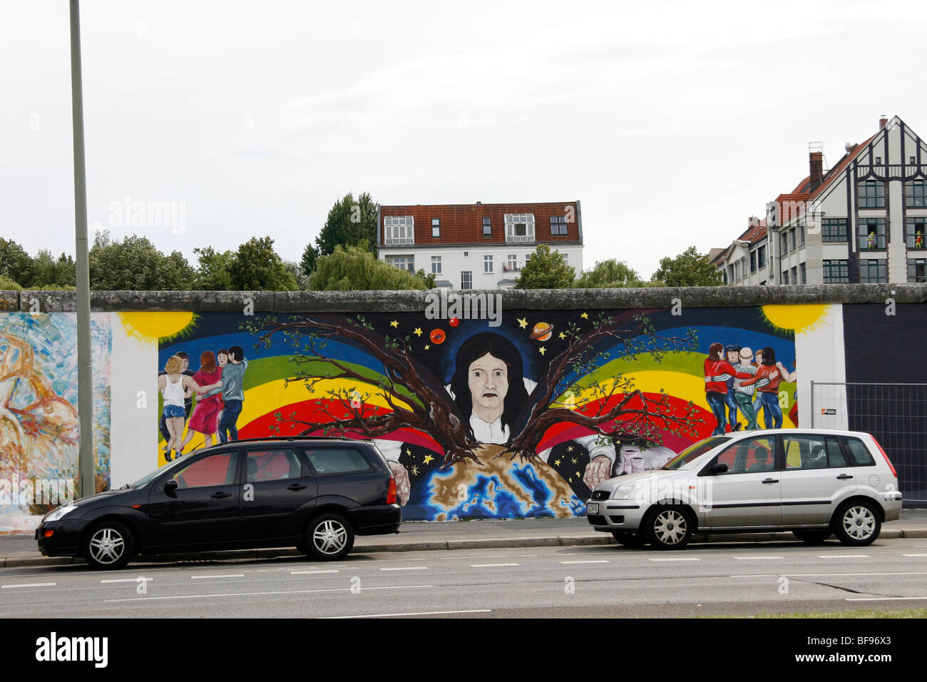 Die Berliner Mauer an der East Side Gallery, einem 1,3 km langen Abschnitt der Mauer nahe dem Zentrum von Berlin. Stockfoto