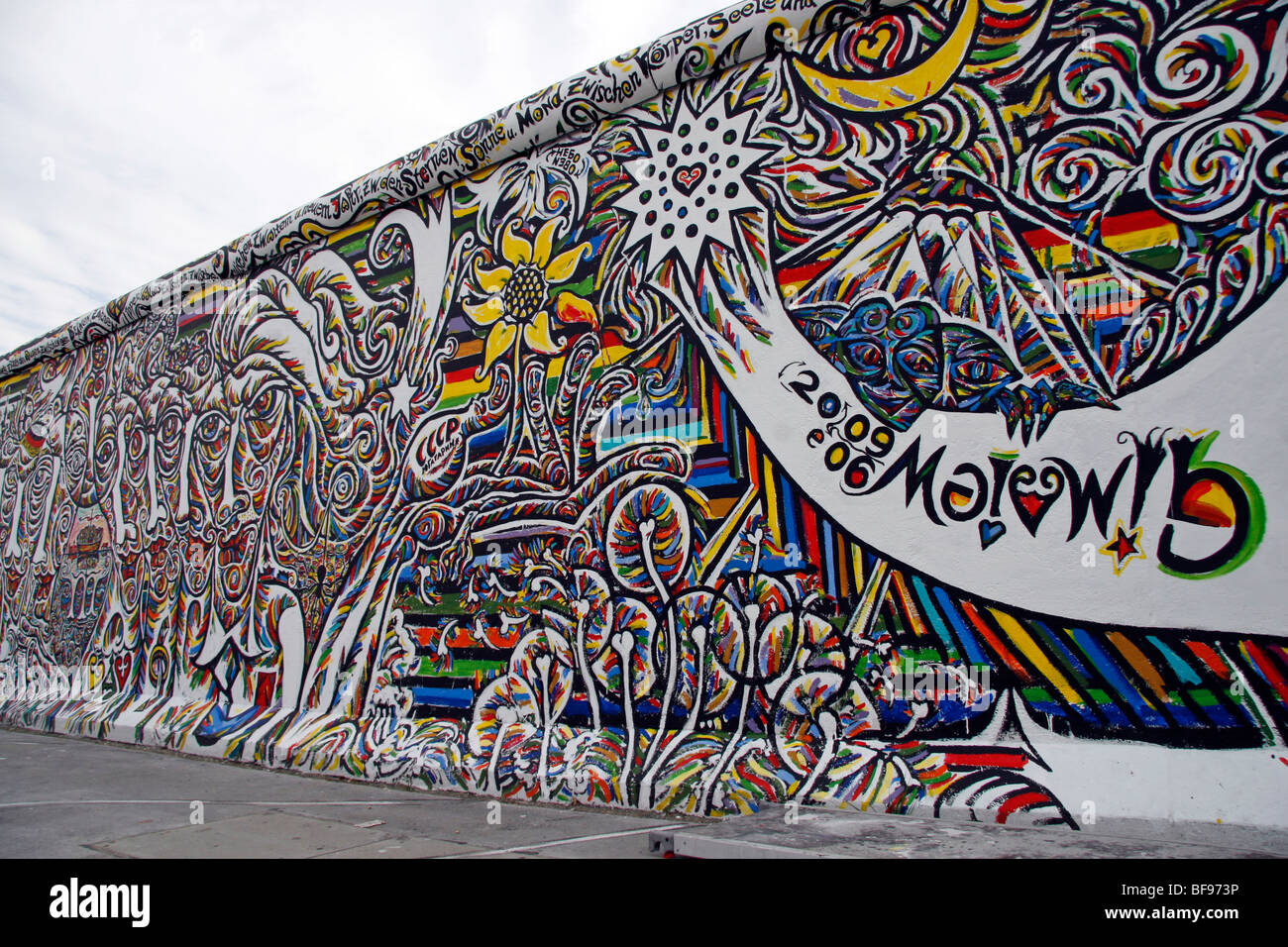 Die Berliner Mauer an der East Side Gallery, einem 1,3 km langen Abschnitt der Mauer nahe dem Zentrum von Berlin Stockfoto