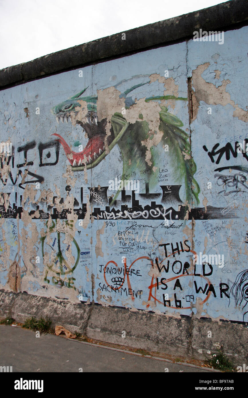 Die Berliner Mauer an der East Side Gallery, einem 1,3 km langen Abschnitt der Mauer nahe dem Zentrum von Berlin Stockfoto