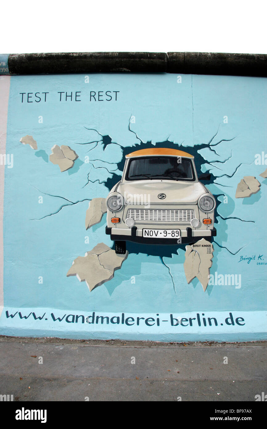 Ein Trabant, der Berliner Mauer an der East Side Gallery, einem 1,3 km langen Abschnitt der Mauer nahe dem Zentrum von Berlin. Stockfoto