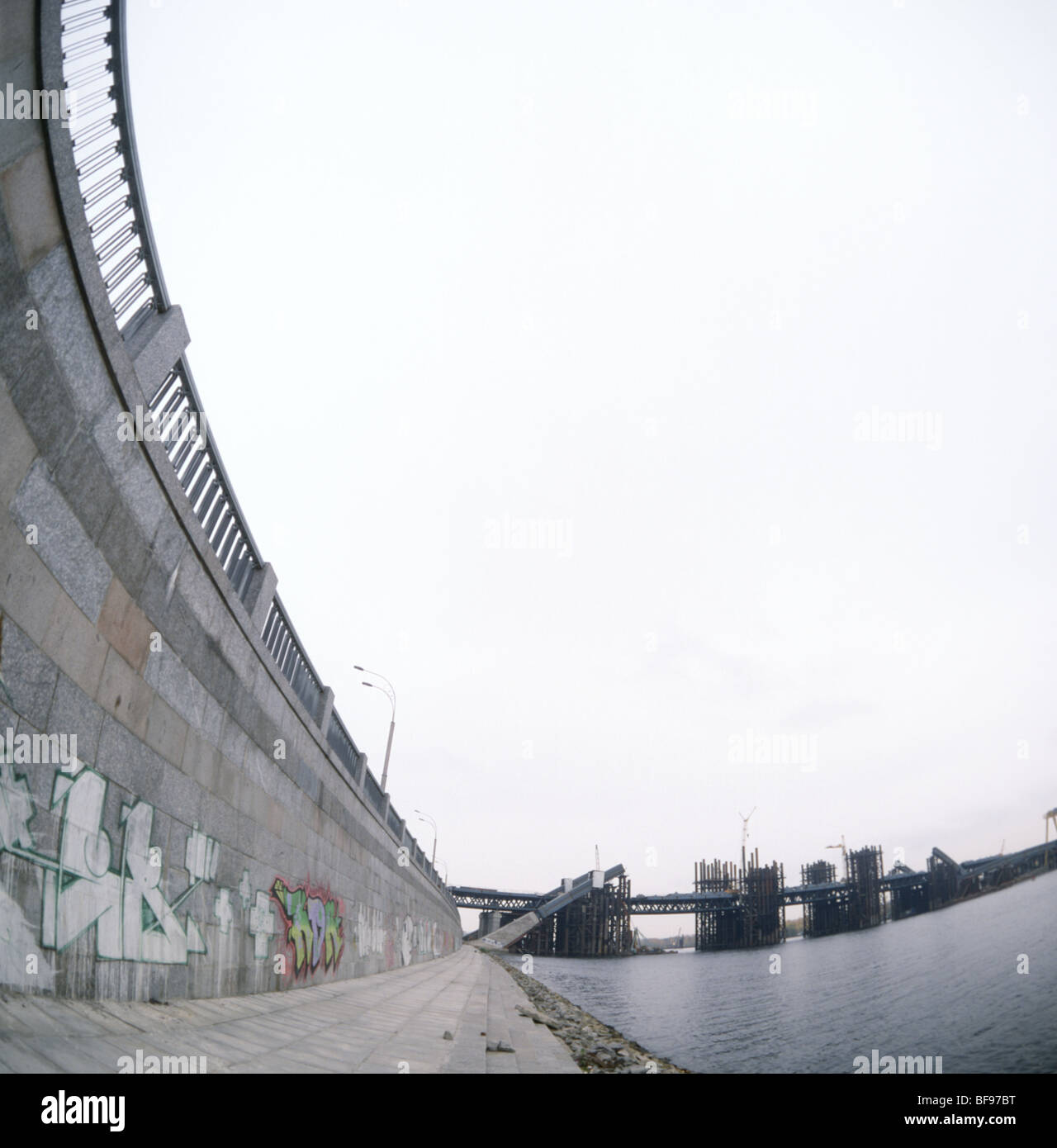 Kai des Flusses "Dnipro" mit dem Bau heruntergeflossen. Kiew, Ukraine. Stockfoto