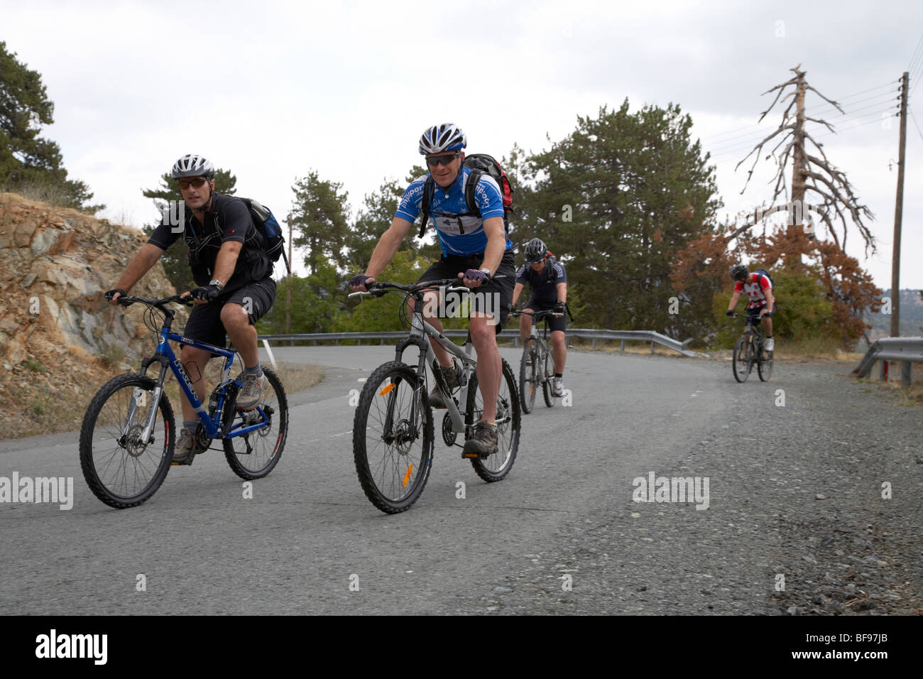 junge britische Männer Touristengruppe auf Bergstraßen über Mountain Bikes Troodos quadratischen Republik Zypern Europa Tournee Stockfoto