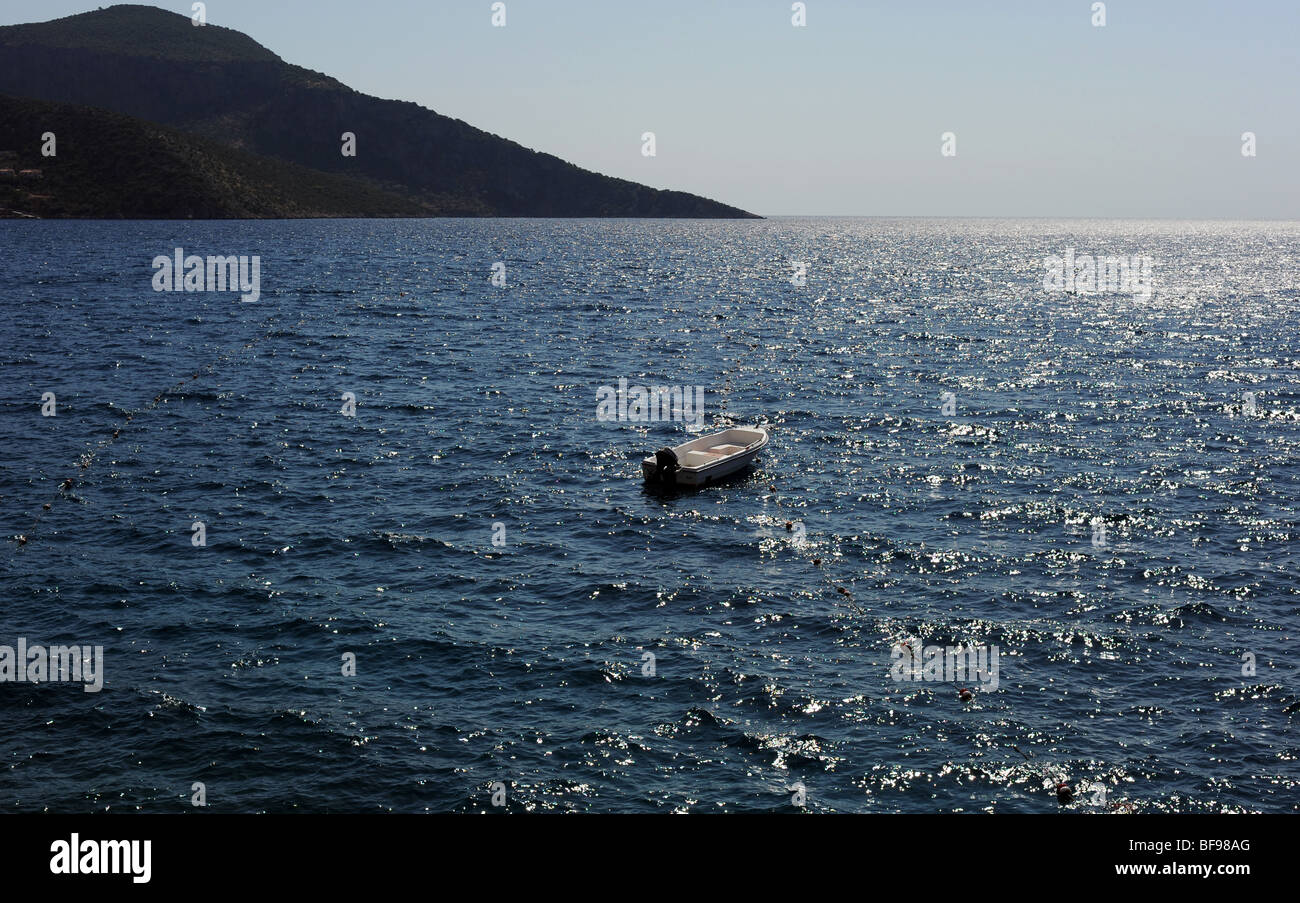 Kleine leere Boot im Meer in kalkan Stockfoto