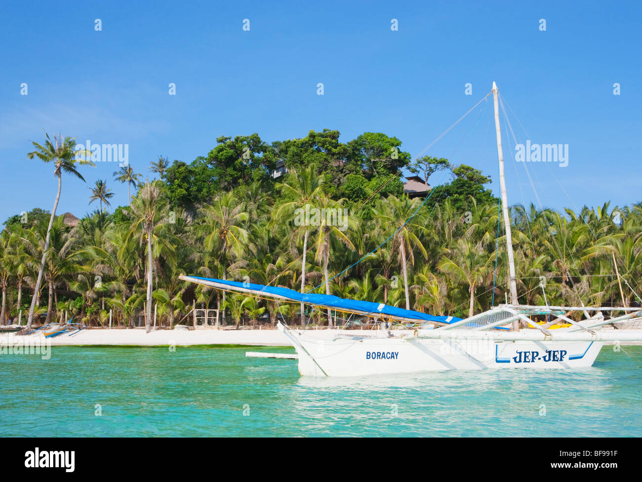 Weißes Boot und Palmen Boracay; Die Visayas; Philippinen. Stockfoto