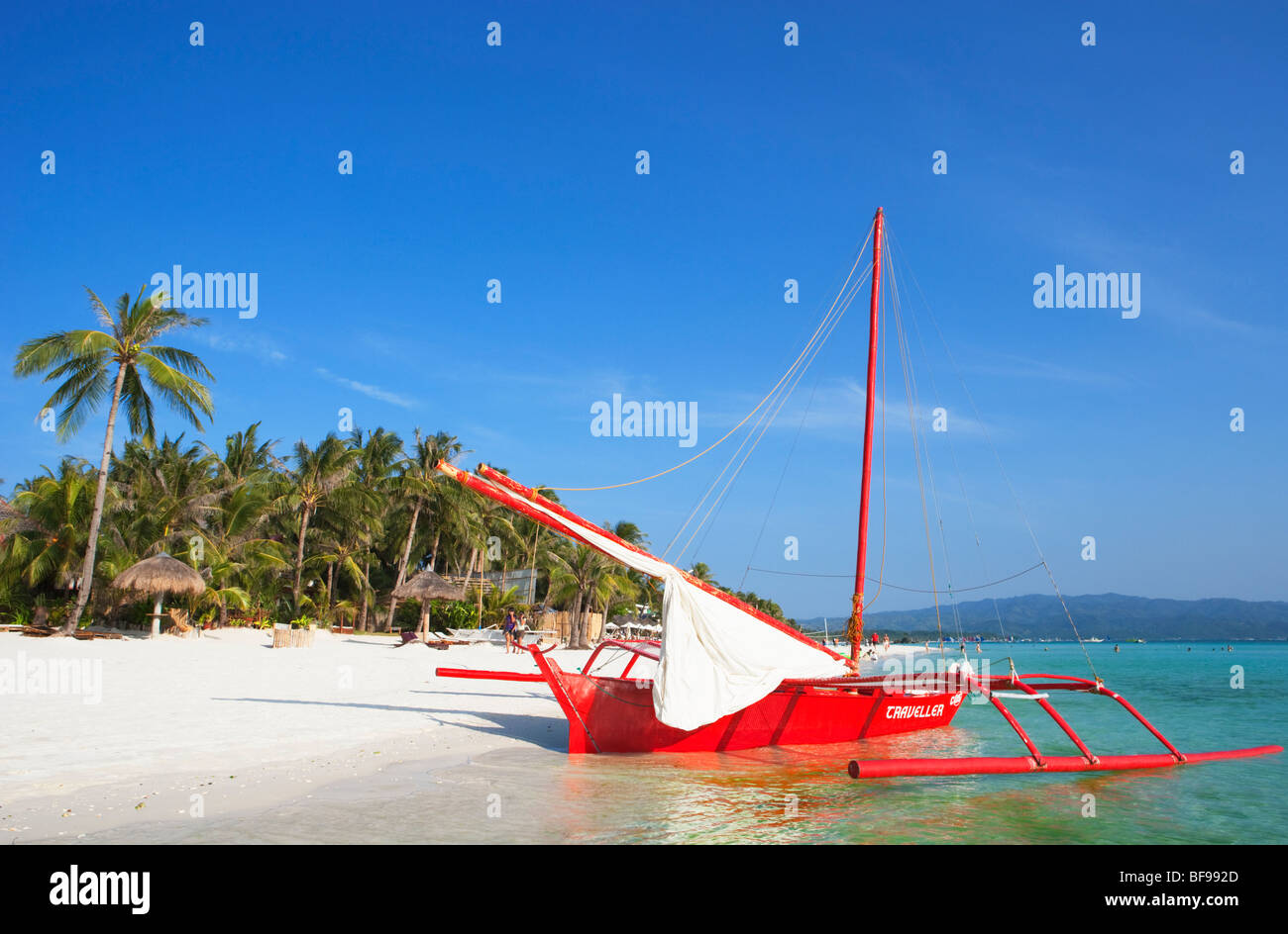 Rotes Boot, weißem Sand und Palmen Boracay; Die Visayas; Philippinen. Stockfoto