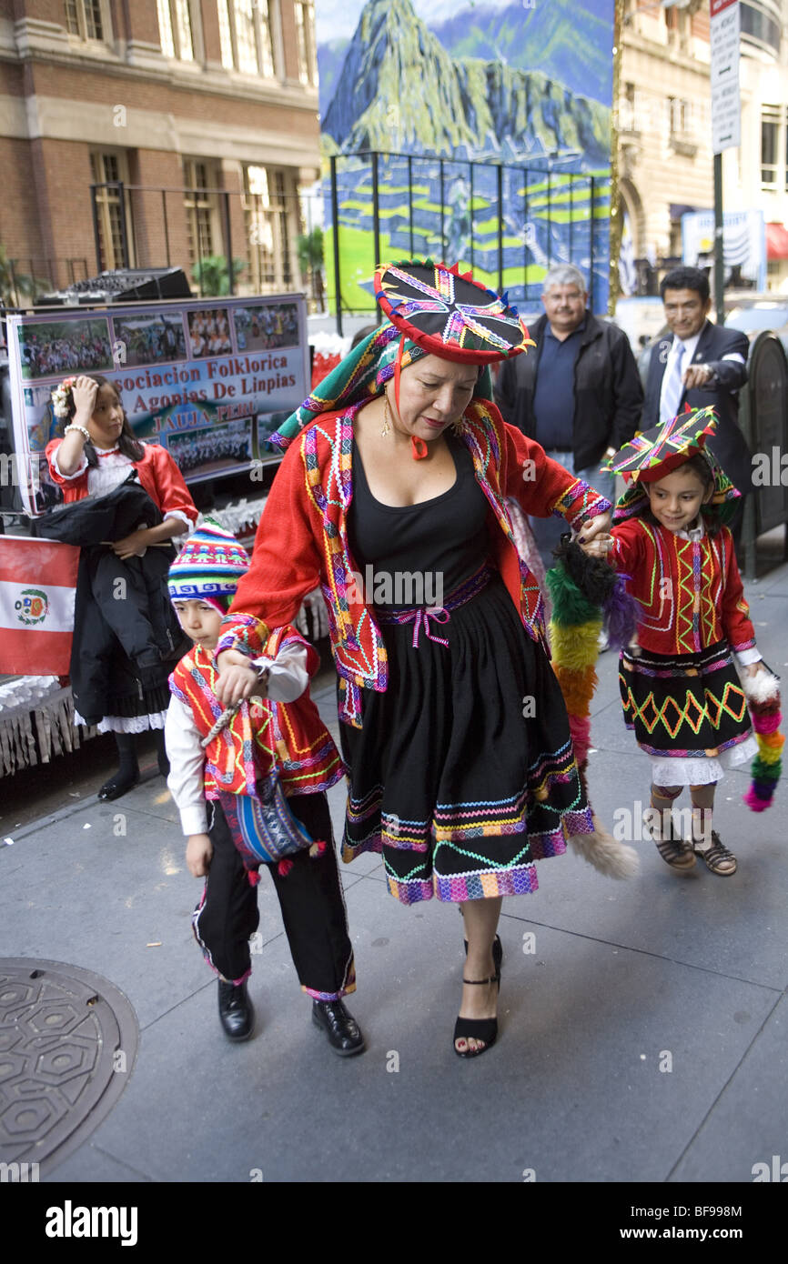 2009: Hispanic Day Parade in New York City, wo Tausende die Kultur ihrer Heimatländer feiern. Stockfoto