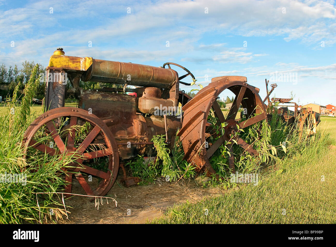Antike Straße Schaber, Ebene und Reparatur unbefestigten Straßen im Dorf Tulita, NWT, Kanada vor Jahrzehnten verwendet Stockfoto