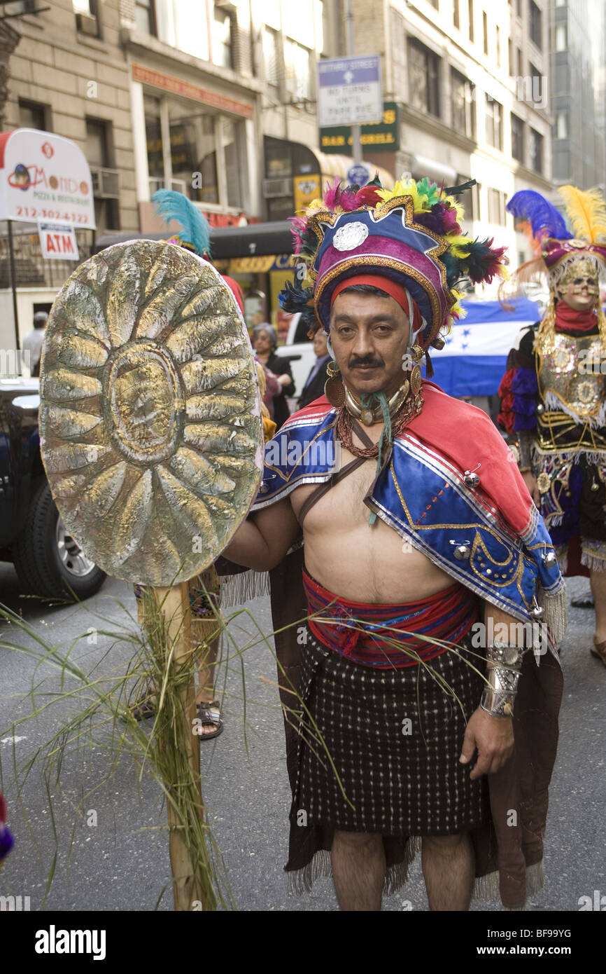 2009: Hispanic Day Parade in New York City, wo Tausende die Kultur ihrer Heimatländer feiern. Stockfoto