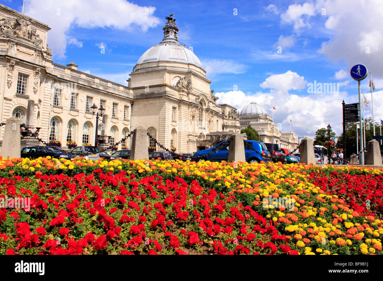 Cardiff City Hall Hauptstadt von Wales und Blumenbeeten Stockfoto
