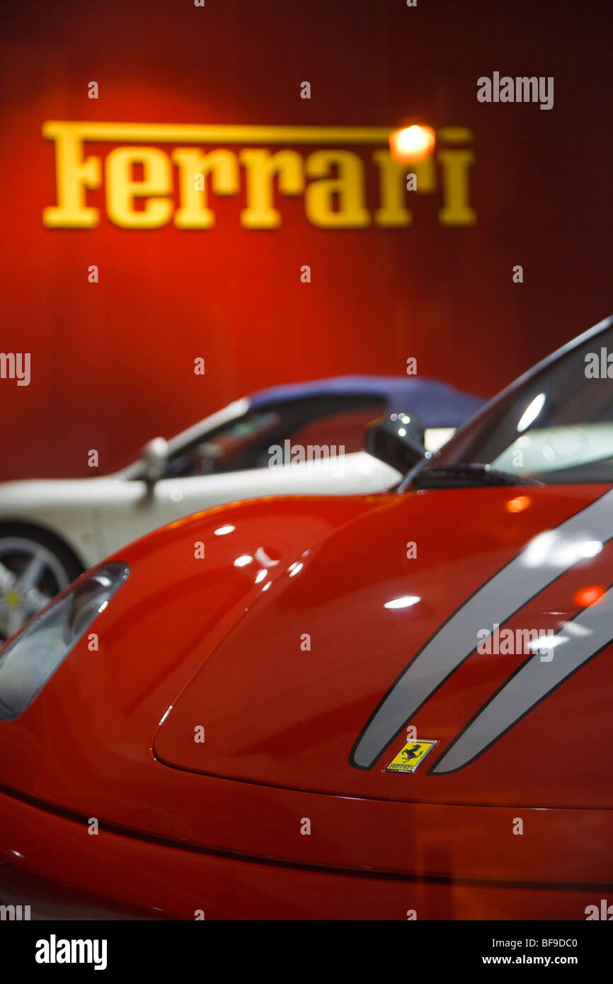 Ferrari Sportwagen im Showroom, Seattle, Washington Stockfoto