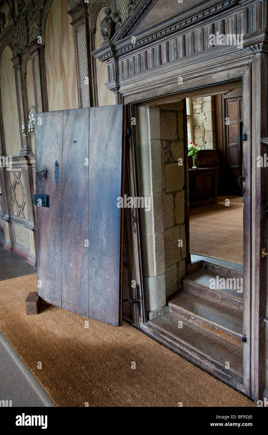 Alten 17. Jahrhundert Eiche Eingang im Haddon Hall ein Tudor Manor-Haus Stockfoto