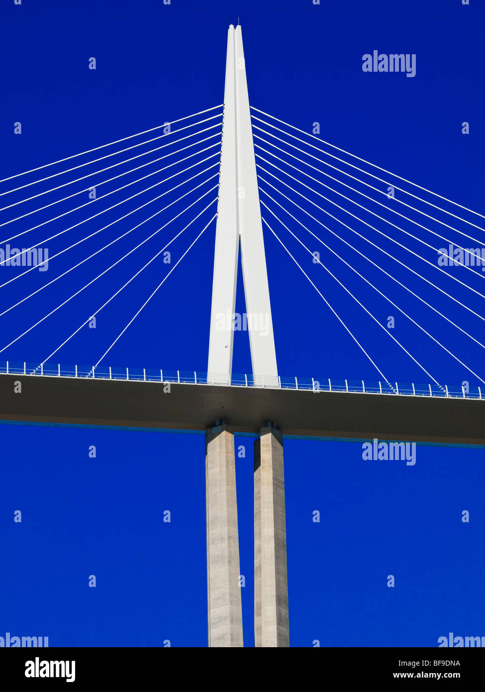 Viaduc de Millau, höchste AutobahnBrücke der Welt, Architekten Sir Norman Foster