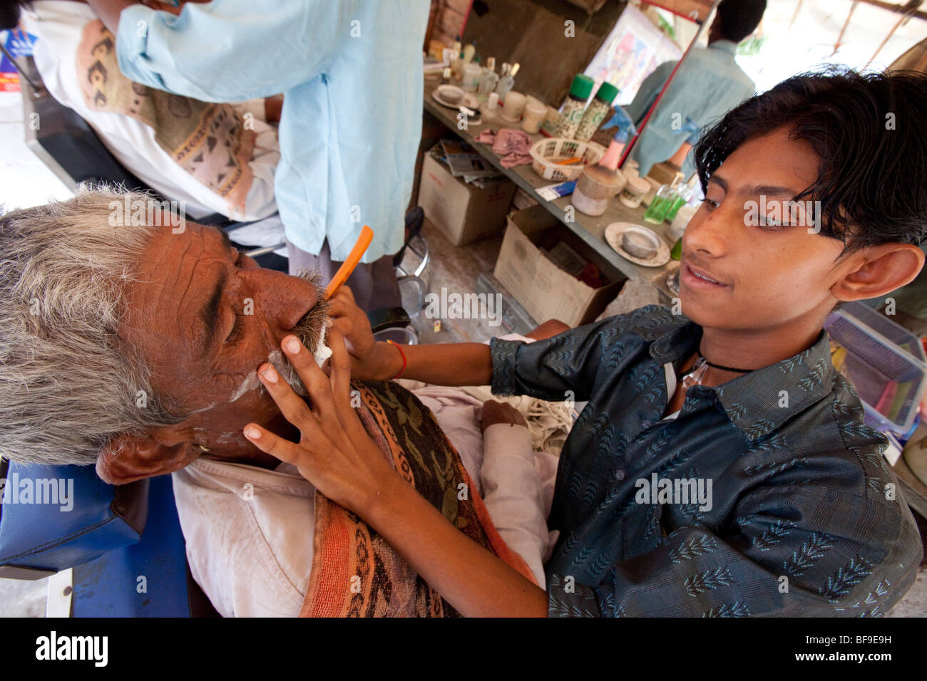 Barbier rasieren einen Rajput Mann während der Pushkar Mela in Pushkar in Rajasthan Indien Stockfoto