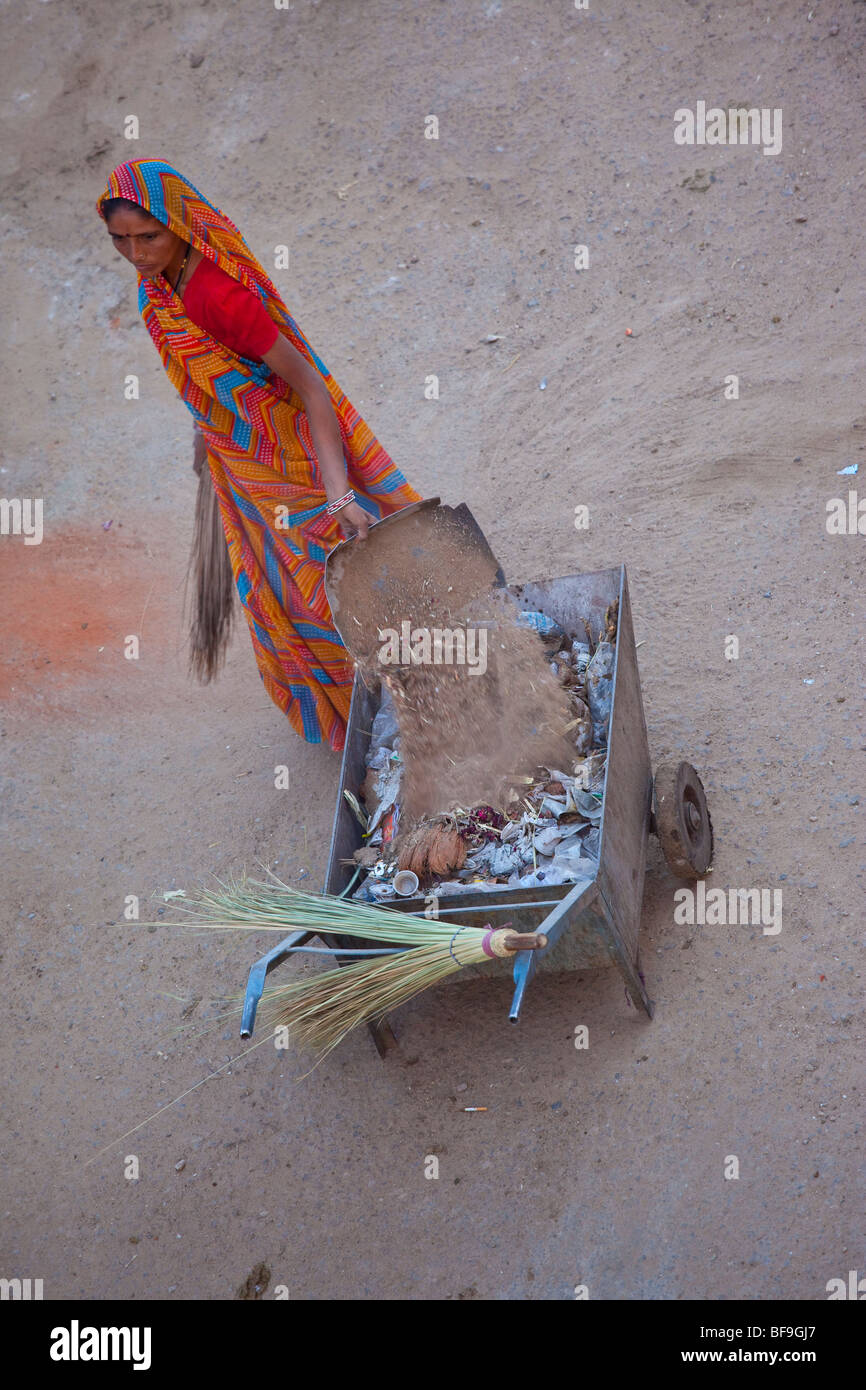 Frau fegt die Straße in Pushkar in Rajasthan Indien Stockfoto