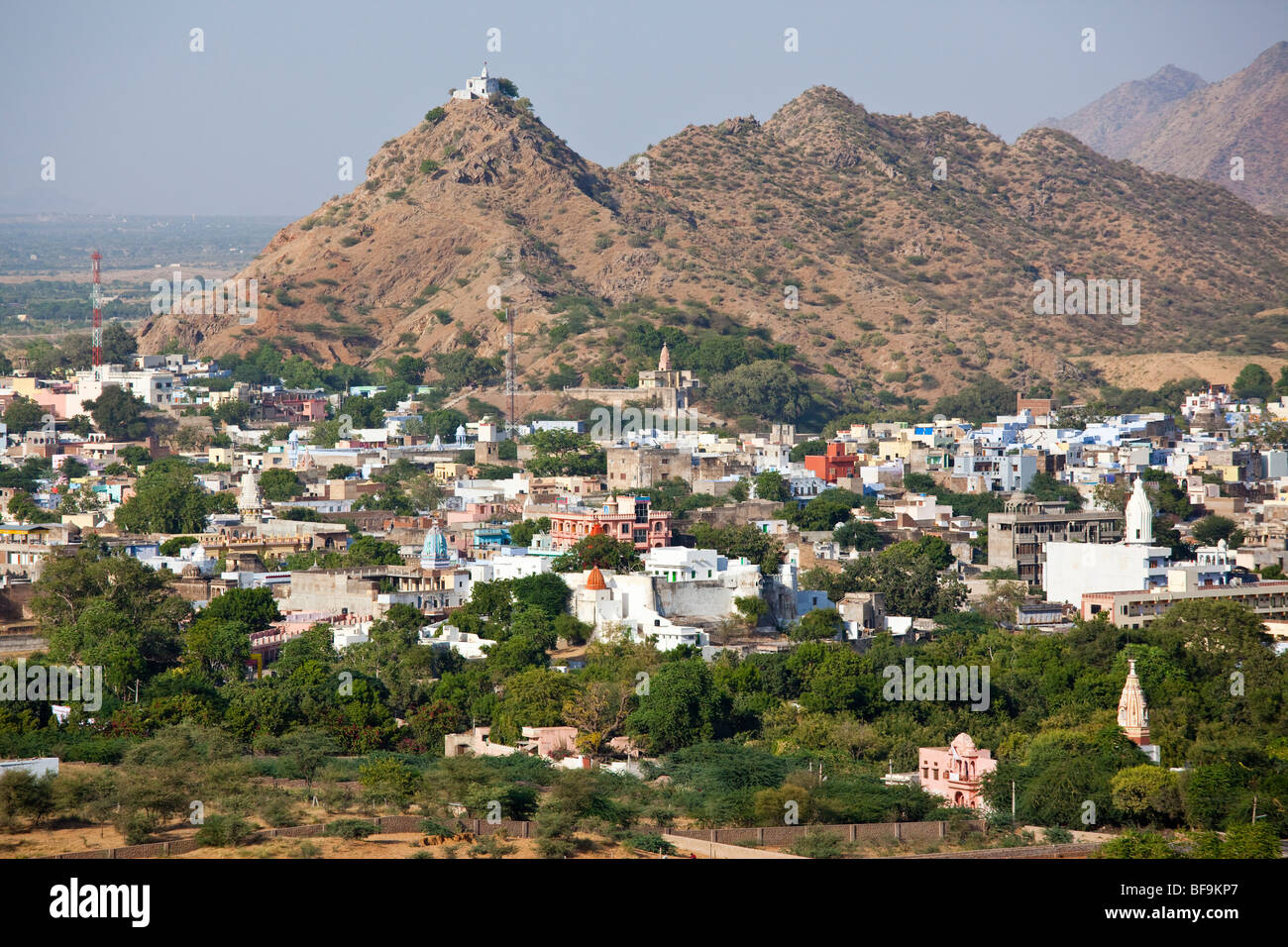 Pap-Mochani oder Gayatri Tempel und Stadtbild in Pushkar in Rajasthan Indien Stockfoto