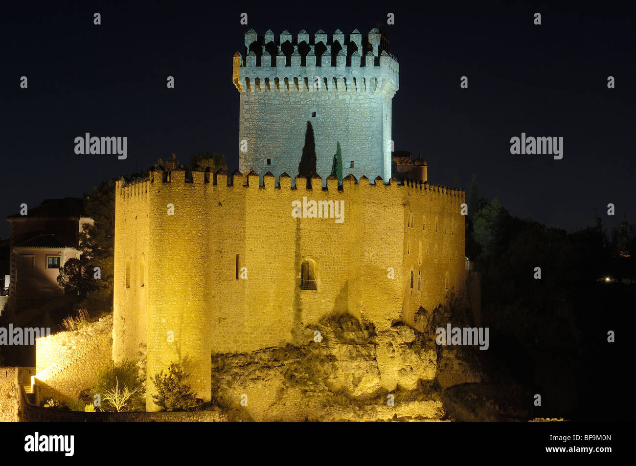 Marques de Villena Schloss (jetzt Parador Nacional, ein staatliches Hotel) in der Abenddämmerung, Alarcon. Cuenca Provinz, Region Kastilien-La Mancha, Spanien Stockfoto