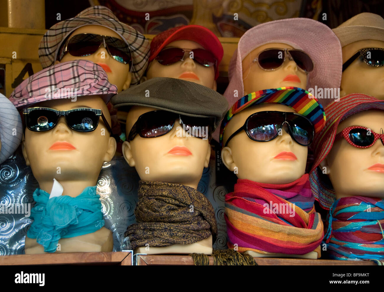 Frau Sonnenbrillen Sonne Brille Kappe Hut Modepuppe Stockfoto