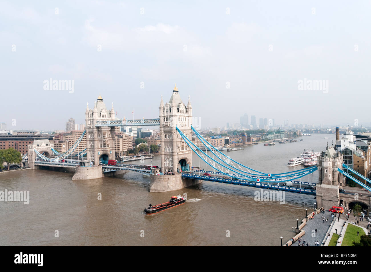 Tower Bridge und der Themse am bewölkten Tag, London, England, Großbritannien, UK Stockfoto
