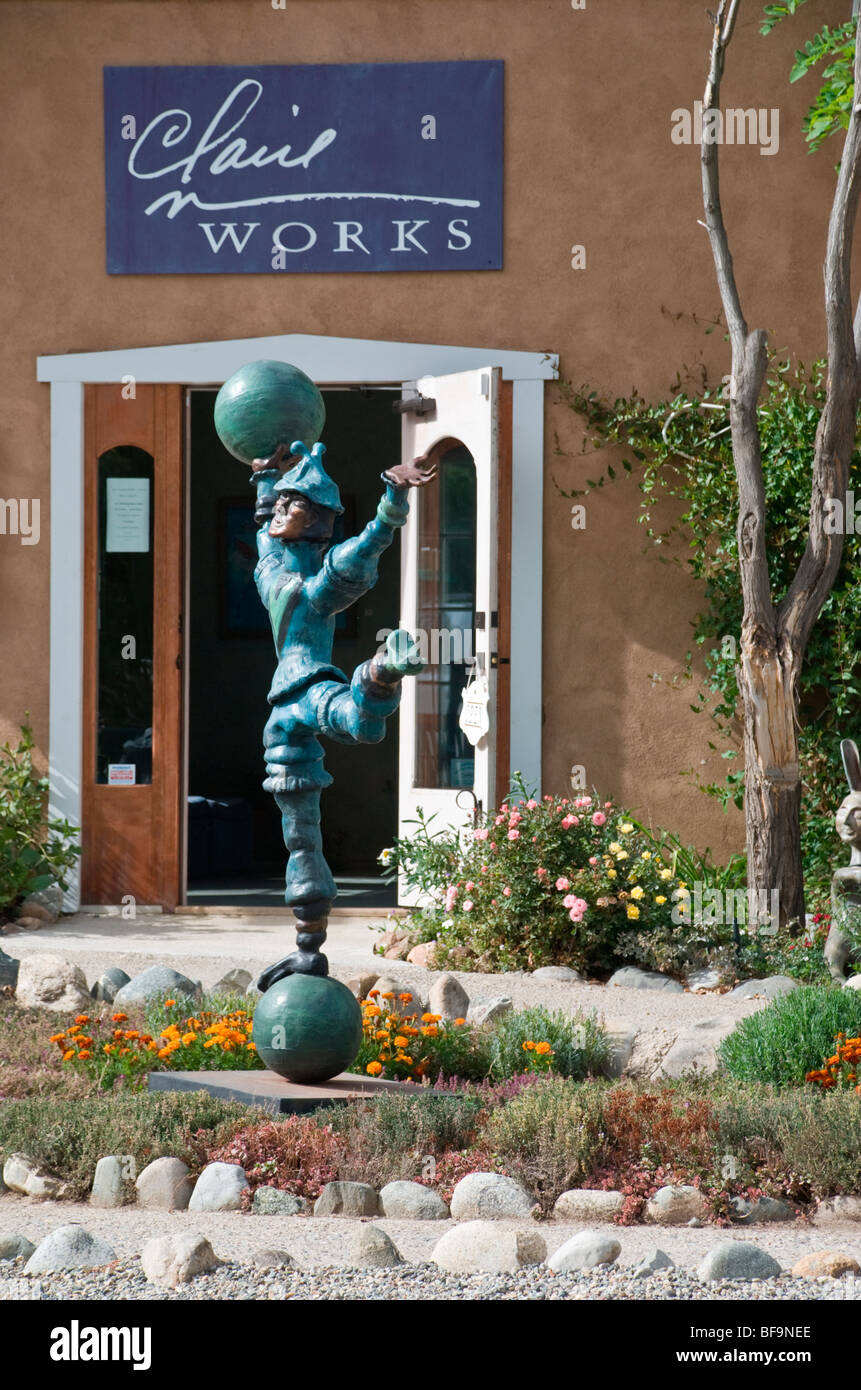 Eine wunderliche Skulptur lädt Passanten in einer Galerie in dem kleinen Dorf Arroyo Seco, nördlich von Taos, New Mexico. Stockfoto
