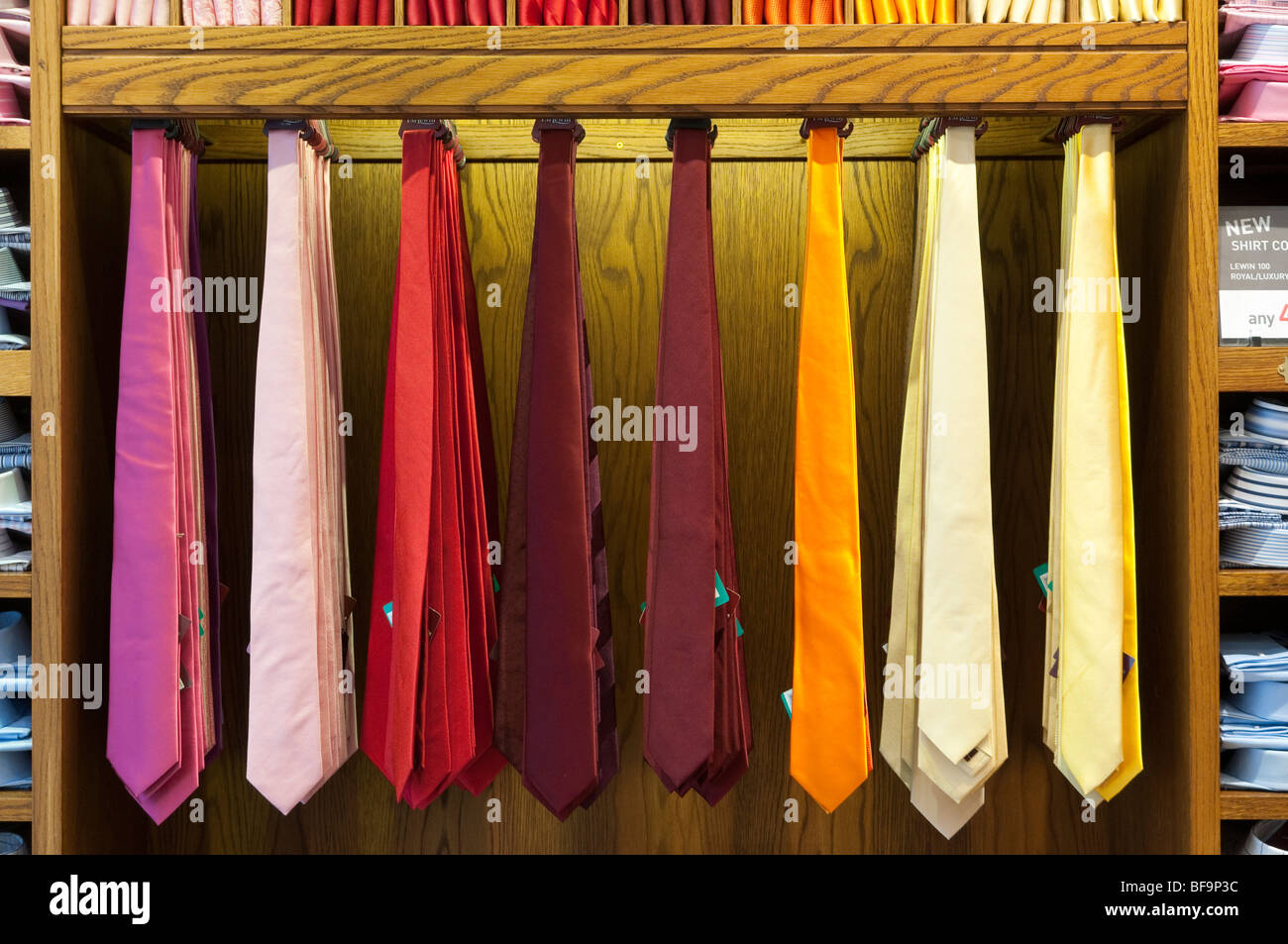 Herren Seide Krawatten in TM Lewin Kleidung Shop, London, England, UK Stockfoto