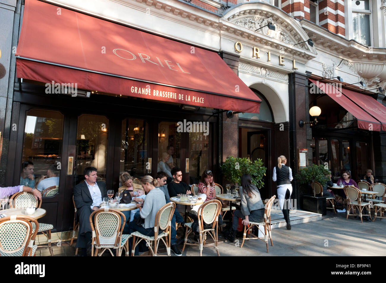 Erker-Café in Sloane Square, Chelsea, London, England, UK Stockfoto
