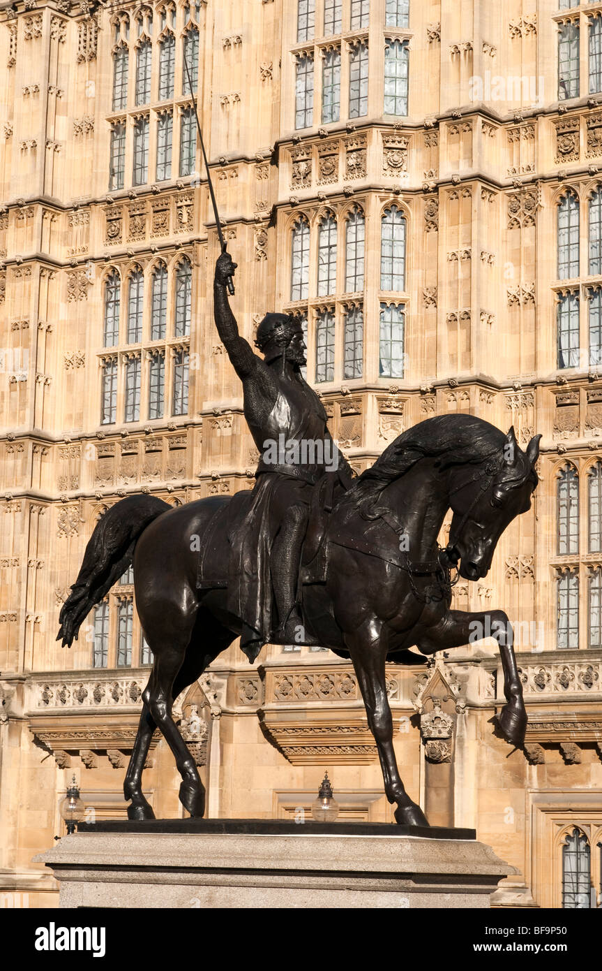 Bronze-Reiterstandbild Richard das Lionheart außerhalb des Palace of Westminster, London, England, UK Stockfoto