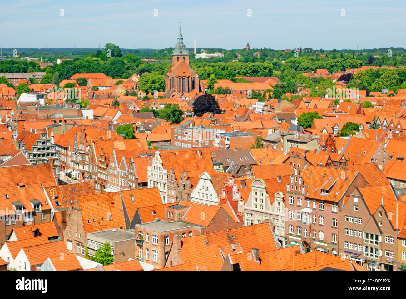 Panoramablick auf die alte Stadt Lüneburg mit bin Sande Square und Michaelis-Kirche vom Wasserturm, Niedersachsen, Deutschland Stockfoto