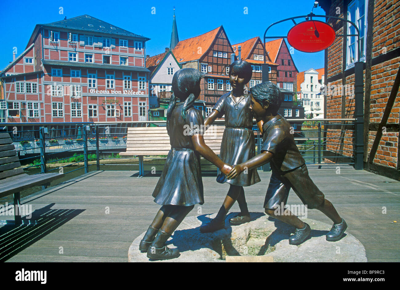 Statuen der Kinder beim Spielen in der alten Stadt Lüneburg, Niedersachsen, Deutschland Stockfoto