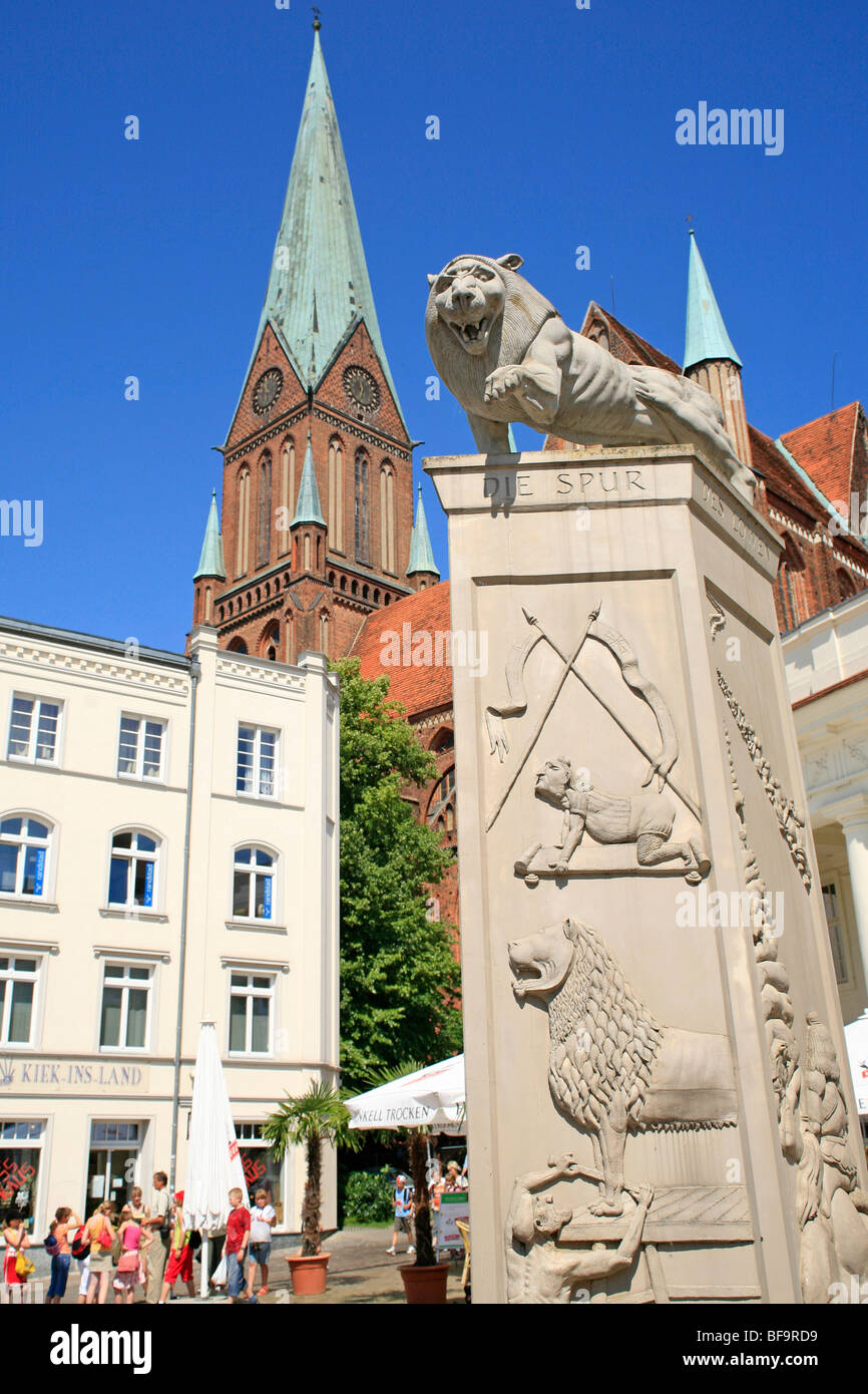 Marktplatz mit Kathedrale und Löwe Skulptur, Schwerin, Mecklenburg-West Pomerania, Deutschland Stockfoto
