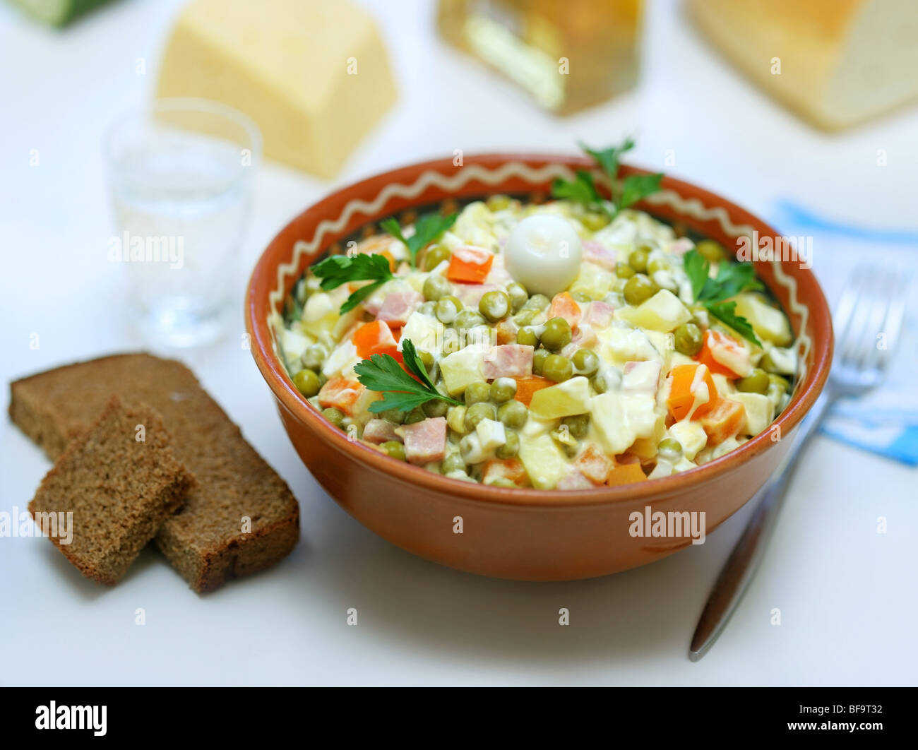 Hausgemachte Variante des russischen Salat und Brotscheiben in der Nähe Stockfoto