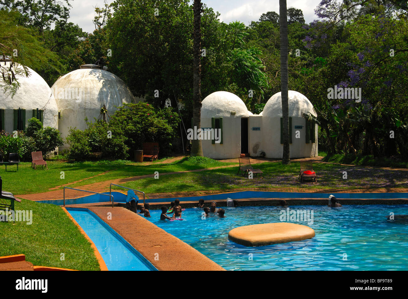 Hütten für Sauna und Massagen hinter den warmen Wasserbecken der kuscheln Pfütze Thermalquellen, Ezulwini, Swasiland Stockfoto